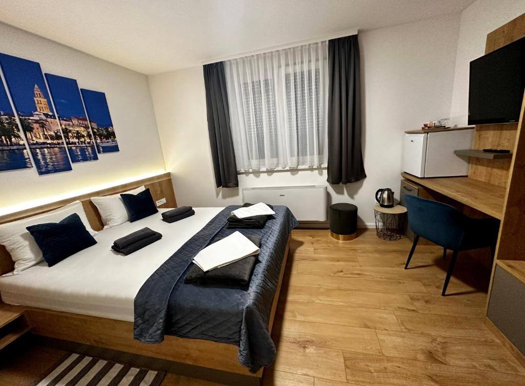 Room at RoomSB with a queen bed and desk